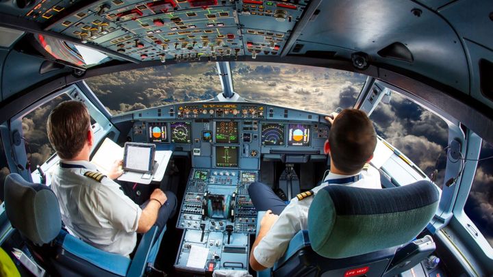 Neznámý člověk svítil laserem na piloty vzlétajícího letadla, hrozí mu osm let vězení; Zdroj foto: Shutterstock