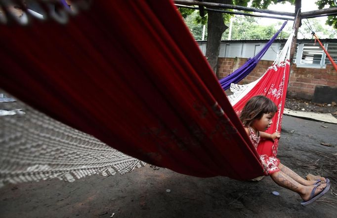 A native Indian girl plays at the Brazilian Indian Museum in Rio de Janeiro March 21, 2013. A native Indian community of around 30 individuals have been living in the abandoned Indian Museum since 2006. They have expired a deadline given by a court last Friday to leave the museum within 3 days, local media reported. The group is fighting against the destruction of the museum, which is next to the Maracana Stadium. REUTERS/Sergio Moraes (BRAZIL - Tags: POLITICS SOCIETY CIVIL UNREST) Published: Bře. 21, 2013, 7:57 odp.