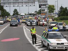 Taxikáři na hodinu zablokovali svými auty příjezd k terminálům letiště Ruzyně.