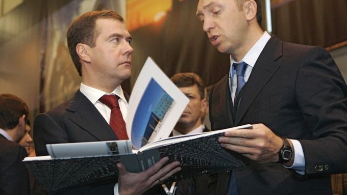 Ve stínu mocných. Děripaska (vpravo) s místopředsedou vlády a Putinovým nástupcem Medveděvem.