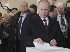 Putin v hlasovací místnosti.