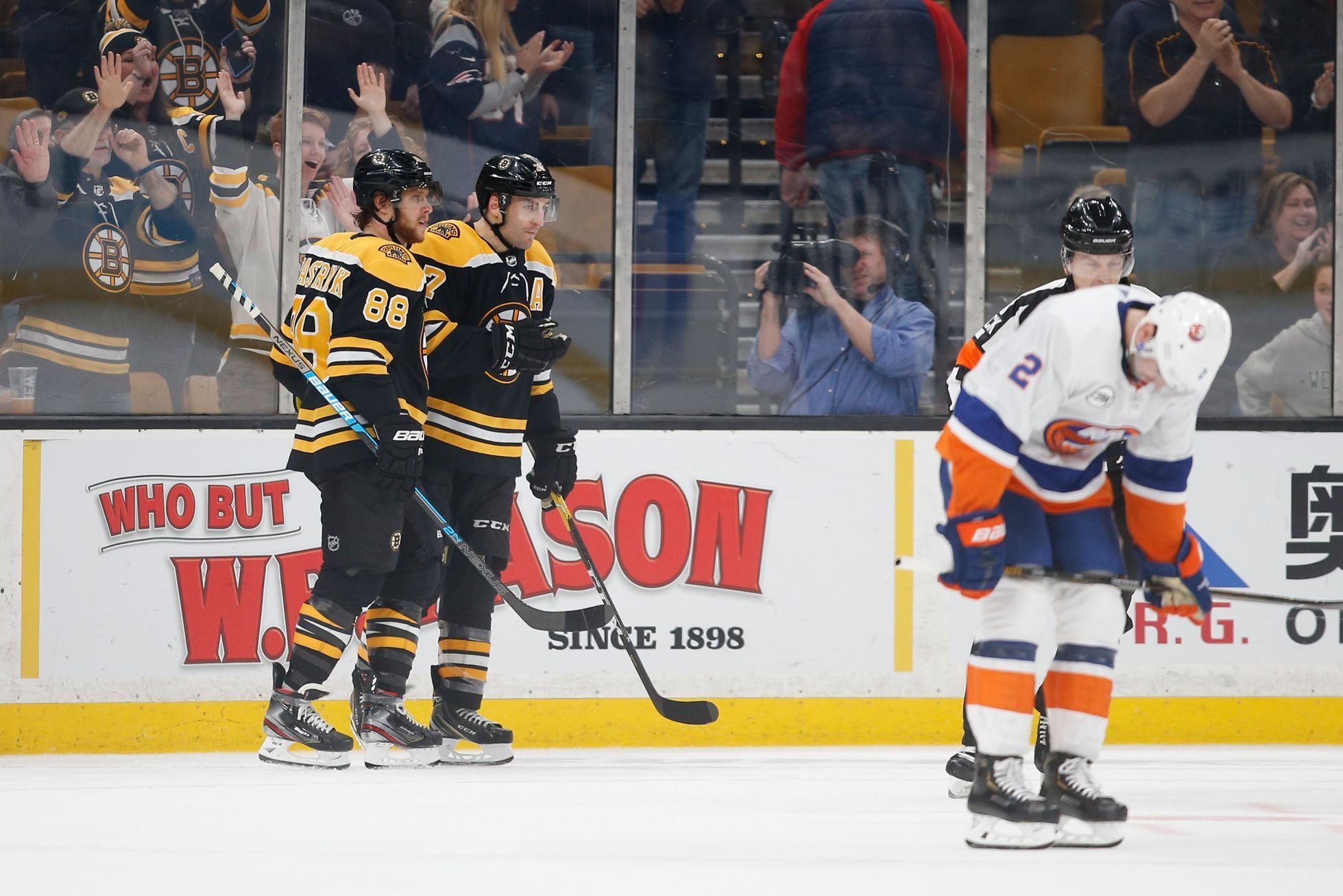 hokej, NHL 2018/2019, Boston - New York Islanders, David Pastrňák a Patrice Bergeron