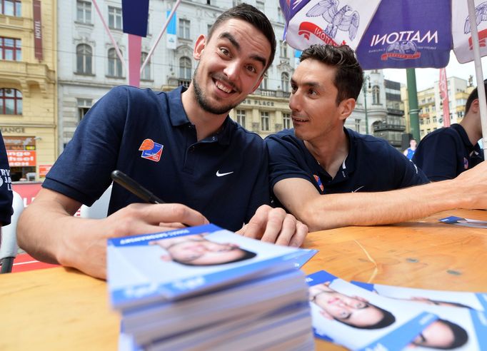 Tomáš Satoranský a Jiří Welsch při autogramiádě s fanoušky