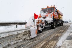 Česko zasypal první sníh. Na špatně sjízdných silnicích na Karlovarsku napadlo pět centimetrů