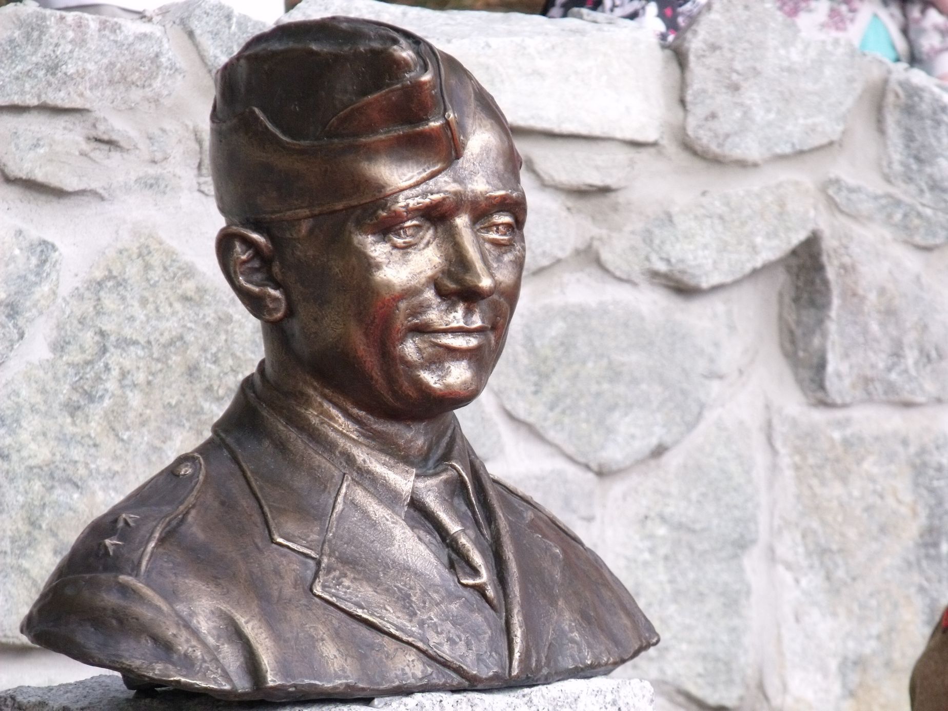 V rodišti parašutisty Josefa Gabčíka byl odhalen jeho usmívající se pomník