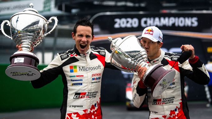 Sébastien Ogier (vpravo) a navigátor Julien Ingrassia slaví titul světových šampionů.