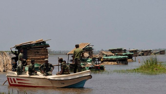 Vojáci srílanských ozbrojených sil hlídkují ve člunu na laguně u města Mullaitivu, kde probíhají boje mezi armádou a bojovníky LTTE