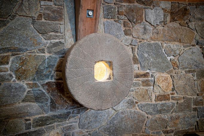 Světlo, prostupující do kaple malými okénky, působí až magicky.