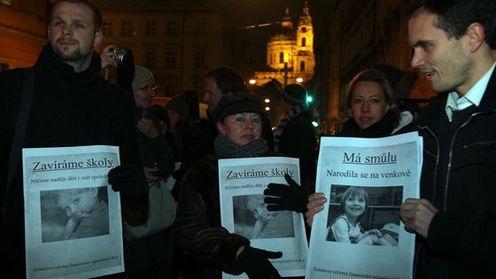 Dobeš je řezník, volali protestující