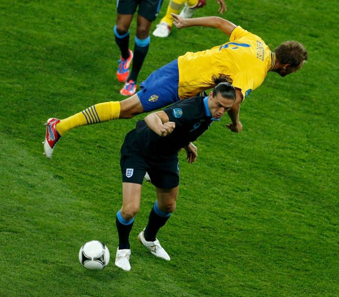 Švédský fotbalista Andreas Granqvist letí přes záda Angličana Theo Walcotta v utkání skupiny D na Euru 2012.