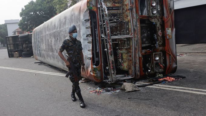 Autobus, který vypálili demonstranti na Srí Lance.