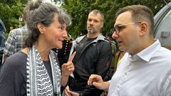 Ministr zahraničí Jan Lipavský ve chvíli, kdy v úterý debatoval s ženou, která kritizovala postoj české vlády k dění v Pásmu Gazy