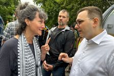 Rušno v centru Prahy. Lipavský čelil propalestinským demonstrantům