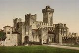 Hrad Sirmione, charakteristický svými věžemi a cimbuřím, hrál vždy klíčovou roli v obraně jezera Lago di Garda. Masivní pevnost je obklopena vodou, s pevninou ji spojuje padací most.