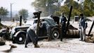 Julien Bryanův automobil zastaven polskou policií v obležené Varšavě, září 1939. Kolorovaný snímek.