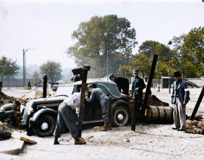 Julien Bryanův automobil zastaven polskou policií v obležené Varšavě, září 1939. Kolorovaný snímek.