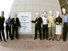 Skupina lidí se zkarikovanými maskami lídrů G8 na obličejích se kolem alternativního menu olizovala a hladila po břichách...