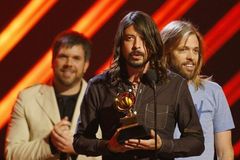 Foo Fighters ruší evropské turné. Dave Grohl si zlomil nohu