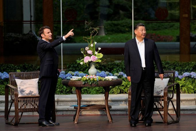 Francouzský prezident Emmanuel Macron se svým čínským protějškem Si Ťin-pchingem.