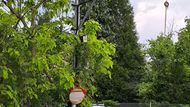 Radar v Tehově se pomalu stává součástí zeleně. V Říčanech a okolí je úsekových měření tolik, že si neznalý místních poměrů vůbec nedovolí jet rychle.