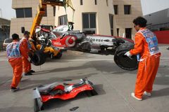 Hamilton při tréninku zdemoloval vůz, vládlo Ferrari