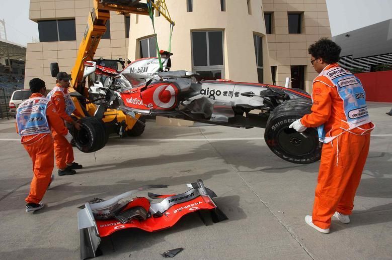 Zdemolovaný McLaren: Lewis Hamilton
