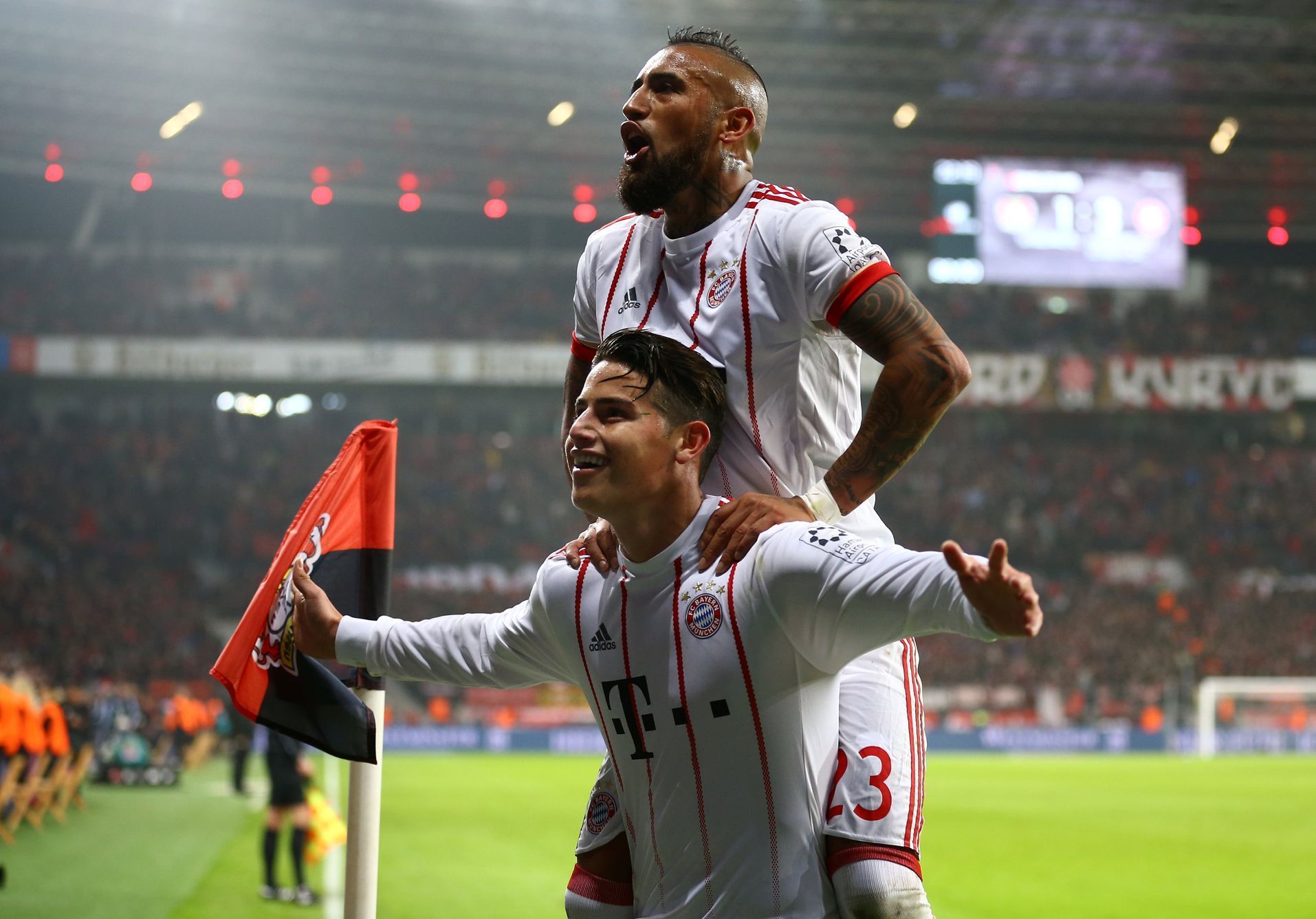 James Rodriguez a Arturo Vidal slaví gól Bayernu