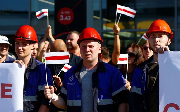 Protivládních demonstrací se účastní i pracovníci továren.