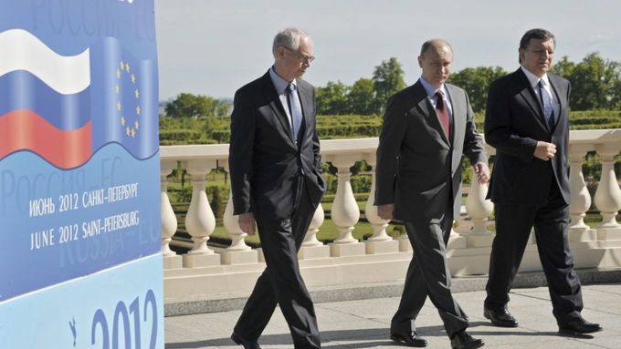 Barroso, Putin a Van Rompuy na summitu v Petrohradu.