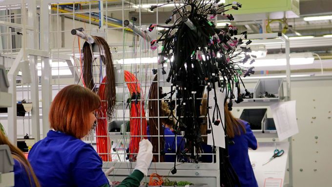 Část výroby kabelových svazků se na jaře už přesunula z Ukrajiny do Mladé Boleslavi.