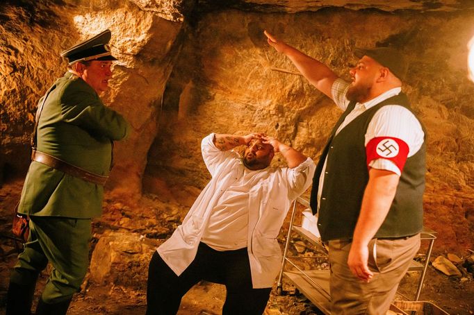 Uprostřed je Marek Milko jako starej Grundza.