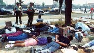 1992: zatýkání a tvrdé zásahy, policisté stojí nad skupinou spoutaných podezřelých z rabování. Nepokoje se šíří, policie je často v menšině.