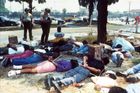 1992: zatýkání a tvrdé zásahy, policisté stojí nad skupinou spoutaných podezřelých z rabování. Nepokoje se šíří, policie je často v menšině.