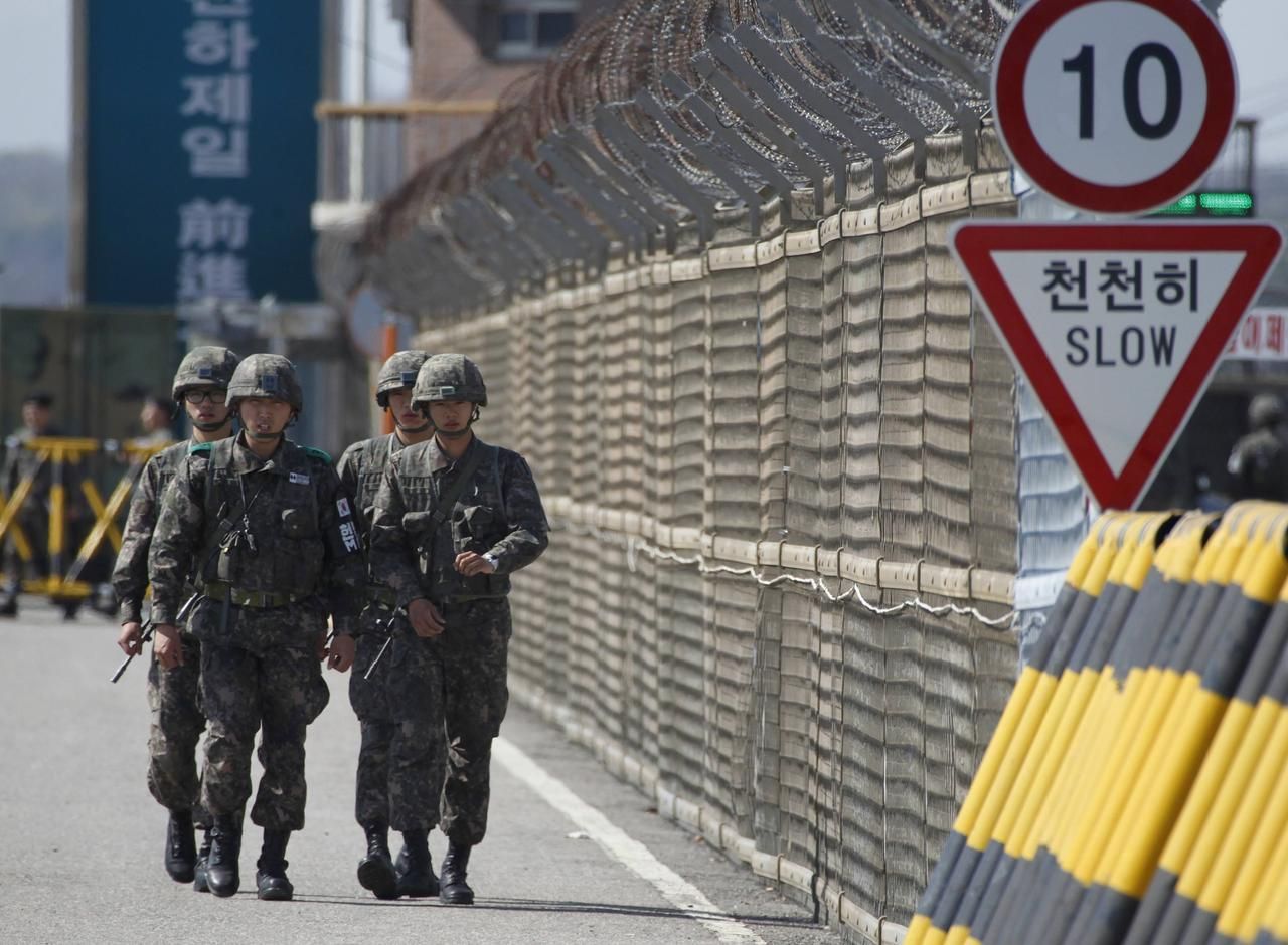 Jihokorejští vojáci hlídkují u mostu vedoucího do Kesongu
