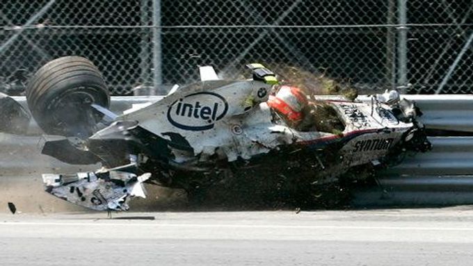 Proč už teď neumírají piloti formule 1? Video ukazuje působeni  jednotlivých nárazových zón při hrůzostrašné nehodě Roberta Kubici v Montrealu 2007.
