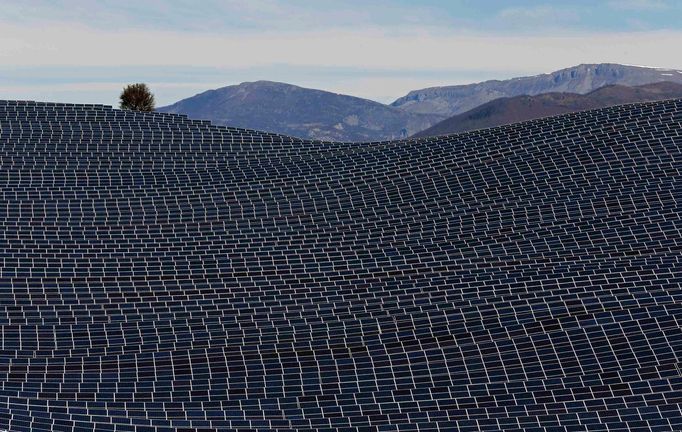 Největší solární elektrárna ve Francii v Colle des Mees tvořená 112 780 solárními panely na ploše 200 hektarů s instalovaným výkonem 100 MW.