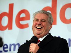 Miloš Zeman se smál po prezidentské volbě a směje se dál. Vládu má složenou.