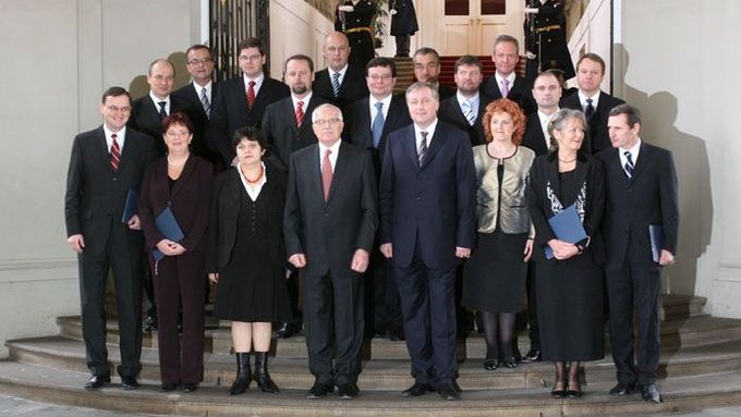 Family foto druhé Topolánkovy vlády. Zítra je vystřídají nováčci