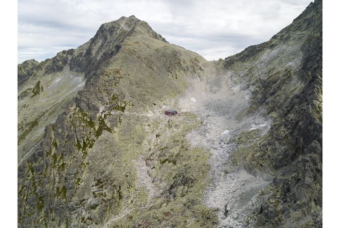 Chata pod Rysmi (2250 m n. m.) s pohledem na sedlo Váha a vrchol Rysů, ilustrační snímek z roku 2012 ve Vysokých Tatrách.