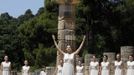 Greek actress Ino Menegaki, playing the role of High Priestess, gestures during the torch lighting ceremony of the London 2012 Olympic Games at the site of ancient Olympia in Greece May 10, 2012. REUTERS/John Kolesidis (GREECE - Tags: SPORT OLYMPICS) Published: Kvě. 10, 2012, 9:30 dop.