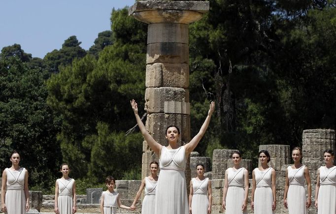 Greek actress Ino Menegaki, playing the role of High Priestess, gestures during the torch lighting ceremony of the London 2012 Olympic Games at the site of ancient Olympia in Greece May 10, 2012. REUTERS/John Kolesidis (GREECE - Tags: SPORT OLYMPICS) Published: Kvě. 10, 2012, 9:30 dop.