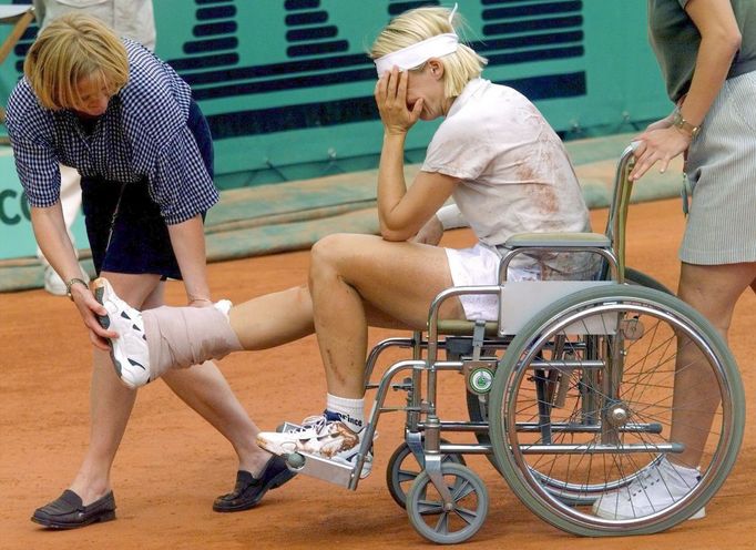 Tenistka Jana Novotná v roce 1999. Na snímku během tenisového turnaje Frech Open, kde utrpěla zranění, kvůli kterému musela ukončit sportovní kariéru.