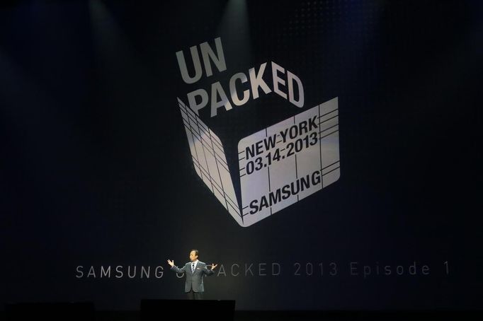 JK Shin, President and Head of IT and Mobile Communication Division, introduces Samsung Electronics Co's latest Galaxy S4 phone during its launch at the Radio City Music Hall in New York March 14, 2013. Samsung Electronics Co on Thursday premiered its latest flagship phone, the Galaxy S4, which sports a bigger display and unconventional features such as gesture controls and will spearhead its effort to challenge Apple Inc on its home turf. REUTERS/Adrees Latif (UNITED STATES - Tags: BUSINESS SCIENCE TECHNOLOGY TELECOMS) Published: Bře. 15, 2013, 2:08 dop.