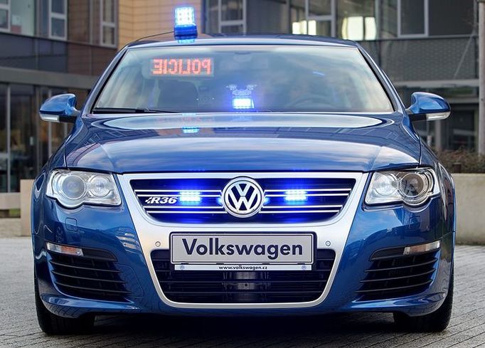 Nový pomocník dálniční policie - VW Passat R36 - bude v běžném provozu nenápadný. Svou příslušnost prozradí až pomocí světelné a zvukové signalizace.