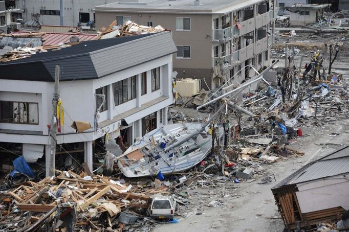 Snímek města Ofunato v prefektuře Iwate pět dní po tsunami.