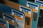 České banky mění karty klientům, kteří platili v cizině