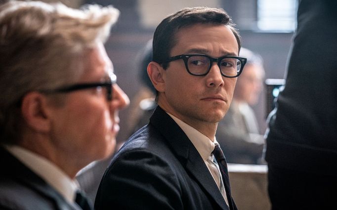 Joseph Gordon-Levitt jako veřejný žalobce Richard Schultz.