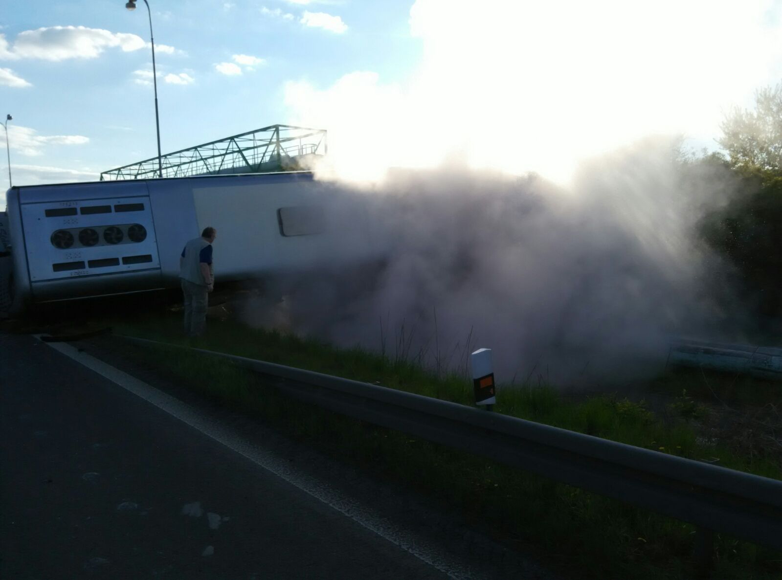 Nehoda autobusu a osobního auta u Kadaně na Chomutovsku
