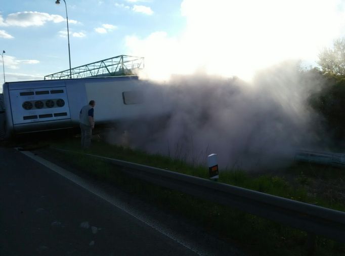 Nehoda autobusu a osobního auta u Kadaně na Chomutovsku, po které bylo zraněno 25 lidí.