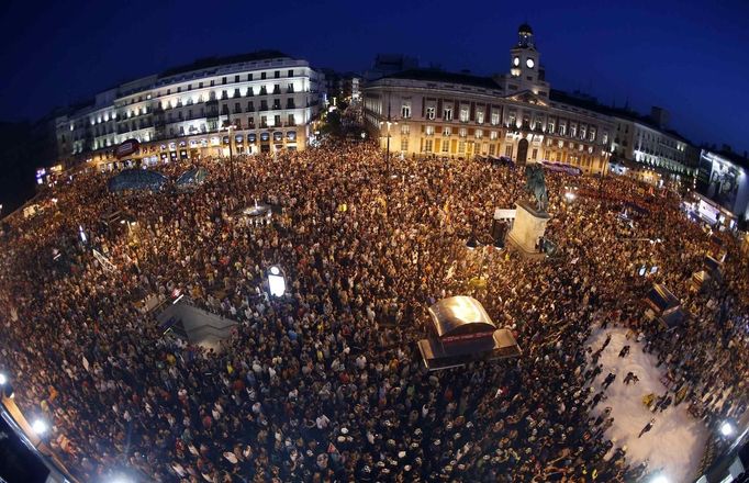 Demonstrators fill Madrid's Puerta del Sol square during a protest against government austerity measures July 19, 2012. A protest movement against the centre-right Spanish government's latest austerity measures swelled on Thursday as public sector workers stepped up demonstrations in Madrid and around the country after more than a week of spontaneous action. REUTERS/Sergio Perez (SPAIN - Tags: CIVIL UNREST BUSINESS POLITICS)